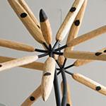 雕塑家詹姆斯·索尔的作品《mgm集团线路检测中心》是一个由几个径向排列的雕刻木桨组成的悬挂式移动装置