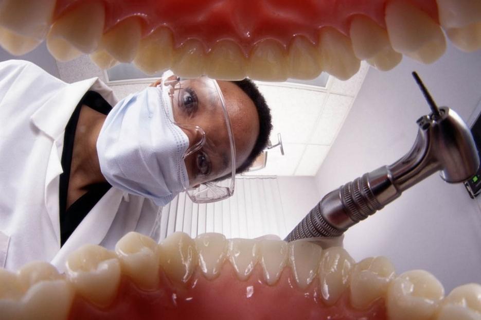 牙科医生从病人的口腔内部看病人的牙齿